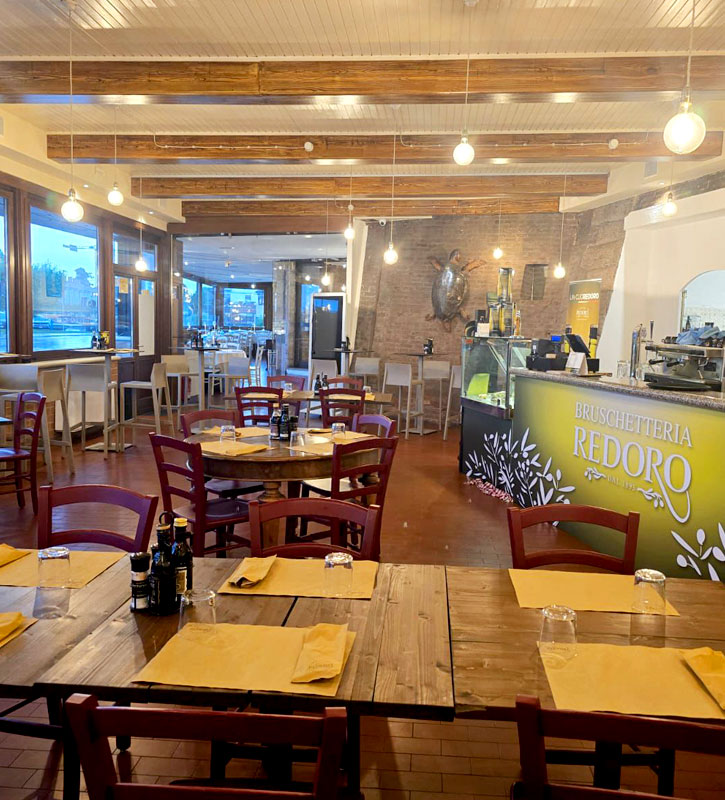 Interno della Bruschetteria Redoro al ristorante Il Piccolo Mondo Redoro, ambiente accogliente per gustare bruschette e piatti freschi.