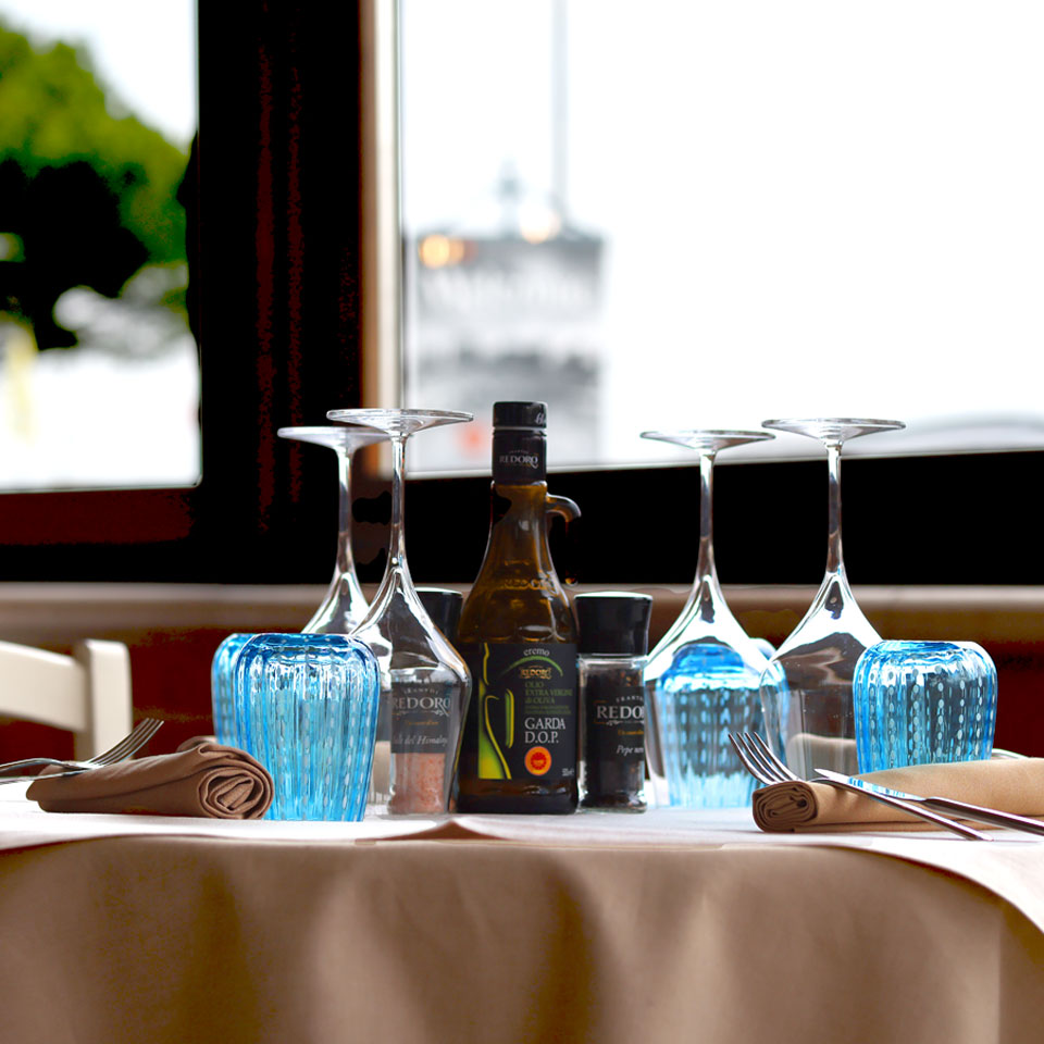 Interno elegante del ristorante Il Piccolo Mondo Redoro a Peschiera del Garda, con decorazioni curate e atmosfera raffinata.