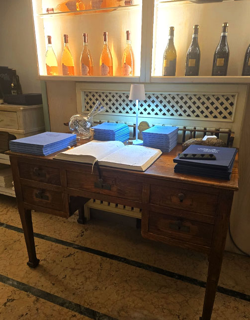 Tavolo delle prenotazioni alla reception del ristorante Il Piccolo Mondo Redoro, pronto a riservare il tuo tavolo per una cena speciale.