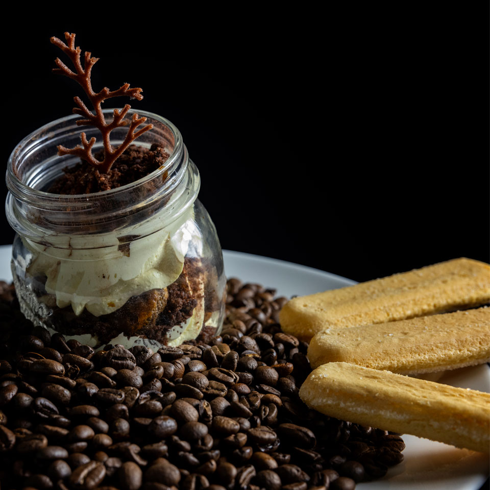 Un tiramisù cremoso, dolce tradizione del ristorante Il Piccolo Mondo Redoro a Peschiera del Garda.