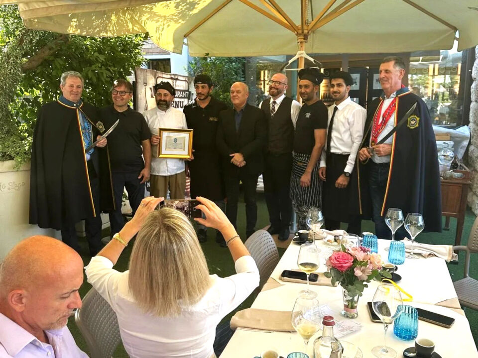 Conferimento della targa Royal Confrerie Prestige Des Sacres al ristorante Il Piccolo Mondo Redoro, simbolo di eccellenza gastronomica